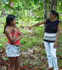 Zwei Frauen im Regenwald